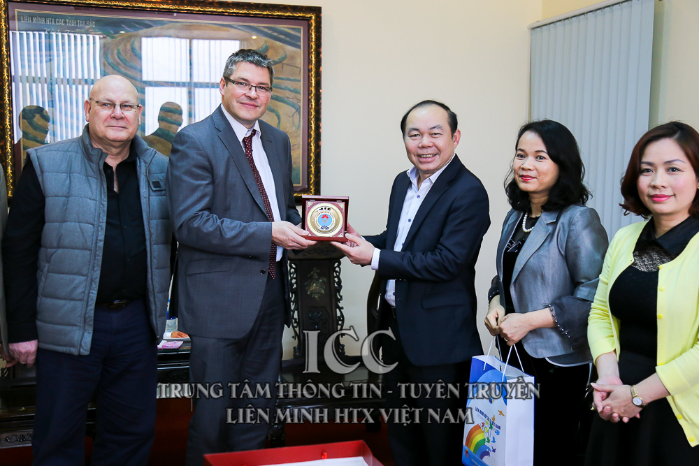 Chủ tịch Nguyễn Ngọc Bảo tặng logo VCA cho ông Juergen Hartwig
